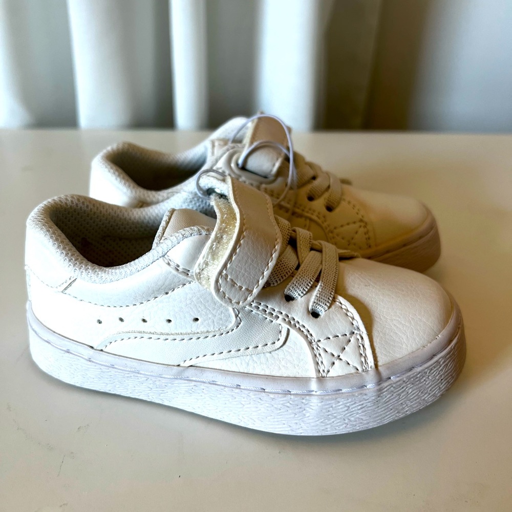 White toddler tennis shoes, size 7